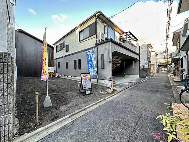 【【現地写真】】商業施設が徒歩圏内!スーパーやドラッグストアが近く、毎日のお買い物が快適♪利便性の高いロケーションで新生活を。現地(2025年7月)撮影