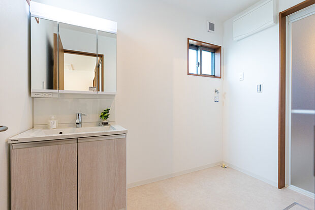 【【ドリームタウンシリーズ施工例】】使い勝手の良い鏡裏収納付３面鏡型の独立洗面化粧台。ご家族そろって身支度可能なゆとりの洗面スペースで、朝の身支度もスムーズに。

