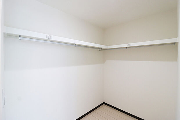 【【ドリームタウンシリーズ施工例】】■WCLは衣替えいらずで季節物もスッキリ収納。使いやすさと片付けやすさを兼ね備えた快適空間です。