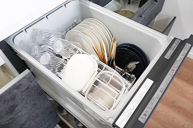 【【食器洗浄乾燥機】】■後片付けをサポート。食事後の家族のくつろぎタイムもゆっくりともてます。朝食準備や送り迎え…と忙しいママも大助かり。環境にも手肌にも優しい設備です。
