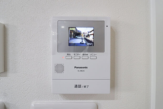 【【TVモニター付きインターフォン】】■来客者を確認できるTVモニター付インターフォン。普段の生活時はもちろん、お子様が一人でお留守番する際にも安心ですね。