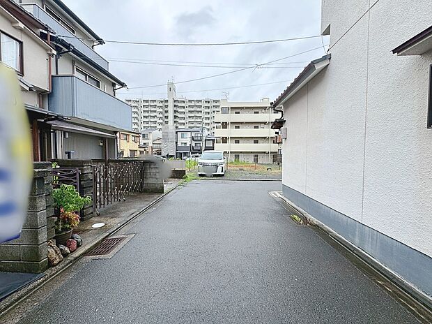 【【前道】】■実際の立地や周辺環境、日当たりや前道の様子などは、現地でこそわかるポイントが沢山あります。写真や図面だけでは伝わらない雰囲気を、ぜひ現地で一緒に確認してみませんか。現地(2026年7月)撮影
