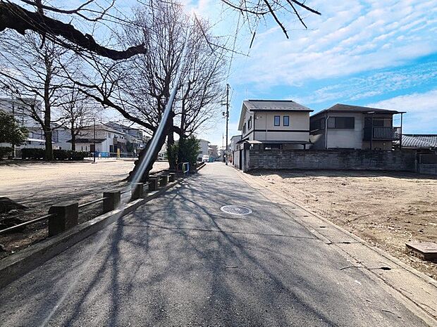 【【前道】】■自然と街並みが調和した、落ち着きのあるエリア。交通量の少ない閑静な住環境で、子育て世帯からゆったり暮らしたい方まで幅広くおすすめ。毎日の暮らしに心安らぐ時間をもたらします。現地（2026年2月）撮影