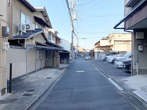 【【前道写真】】■前道は車通りが少なく落ち着いた住環境。車の出入りもしやすく、駐車時や乗り降りの際も安心です。小さなお子様のいるご家庭やゆったりとした生活を求める方におすすめの住環境です。現地(2026年1月)撮影