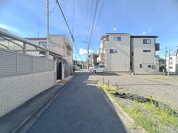 【【前道写真】】■自由設計のため間取りや動線、デザインまでライフスタイルに合わせて自由にプランニングが可能。全区画土地30坪のゆとりある分譲地で、理想の住まいづくりが可能です。現地(2026年5月)撮影
