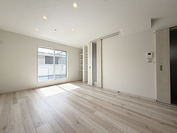 ここにはみんなが集い、食事と楽しい会話が始まる。話に夢中になりすぎて、ついつい時を忘れてしまう。
室内（2025年10月）撮影