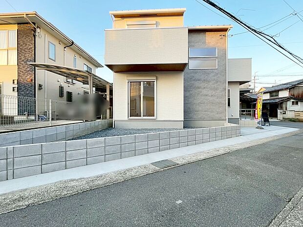 【現地】
間口ドーンと16.9ｍ×13ｍ！間口が広いと人と車の出入りがしやすくなり、駐車の苦手な方も安心！
現地（2025年10月）撮影