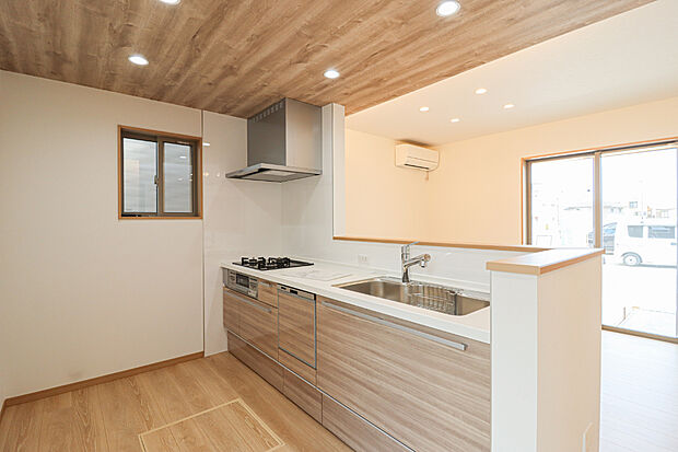 【施工例：キッチン】
対面式キッチンはご家族の様子を見ながら楽しくお料理ができます♪