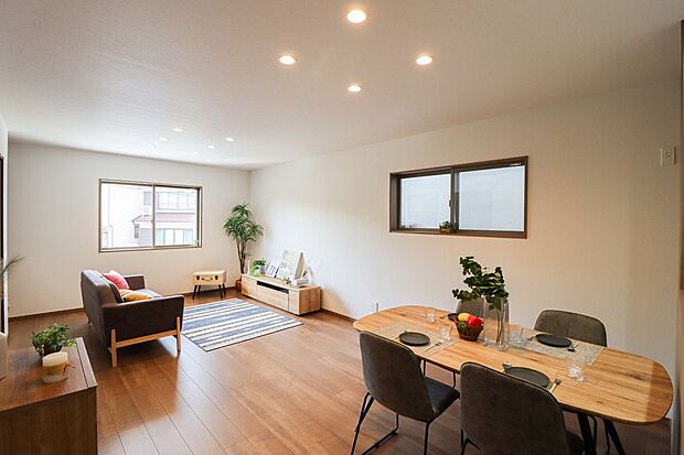 【施工例：リビング】
家族の笑い声が聞こえてきそうな大空間♪
家族揃ってリビングで過ごすお休みの日が、楽しみになる場所となることでしょう！