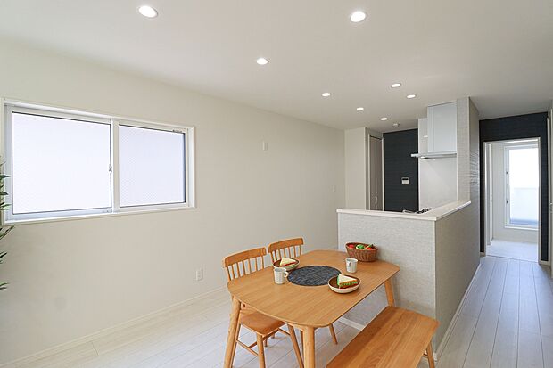 【施工例:リビング】
忙しいママには嬉しい水廻りが集中した間取りになっています!
また棚がたくさんございますので部屋がスッキリ片付きますね♪