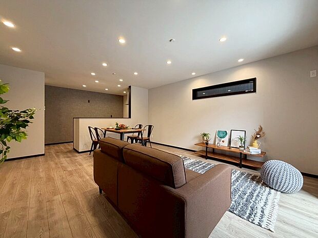 広々19.5帖のリビングは大型テレビも置ける広さ!
お子様が走り回っても十分な広さがあります♪
現地(2026年3月)撮影