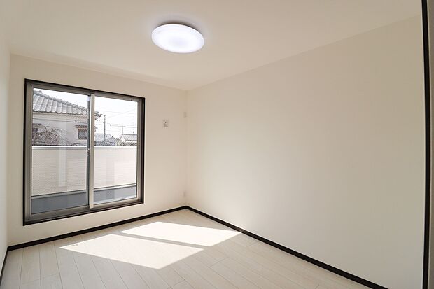 【施工例:洋室】
全居室6帖以上の広さがございます!
広いお部屋は自分の好みの家具を置いて自分だけのお部屋作りがしやすいですね♪