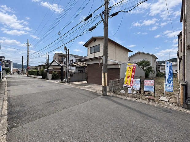 前道ドーンと６ｍ！
お車のすれ違いもラクに行える広さです♪
現地（2026年9月）撮影