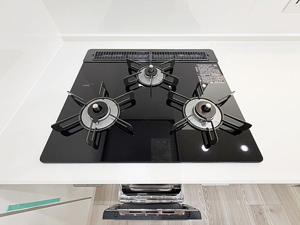 【【３口 コンロ】】◆バーナー間隔が広いので、３口同時に使っても鍋振りもできます！グリルの排気口をコンパクトにして、仮置きできるスペースもご用意しております♪