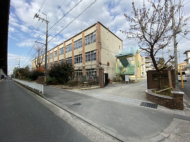 深草中学校（約995m）