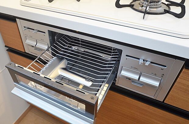 【【グリル】】◆フライパンで焼くことの多い肉料理を代わりにグリルを使えば、油をひく必要もなく、余分な脂も落として焼けるため、フライパンを使った時よりも多く油脂分をカットできます！