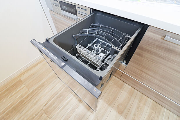 【【食器洗浄乾燥機】】◆後片付けをサポート！　食事後の家族のくつろぎタイムもゆっくりともてます♪
◆朝食準備や送り迎え…と忙しいママも大助かり！　環境にも手肌にも優しい設備です！