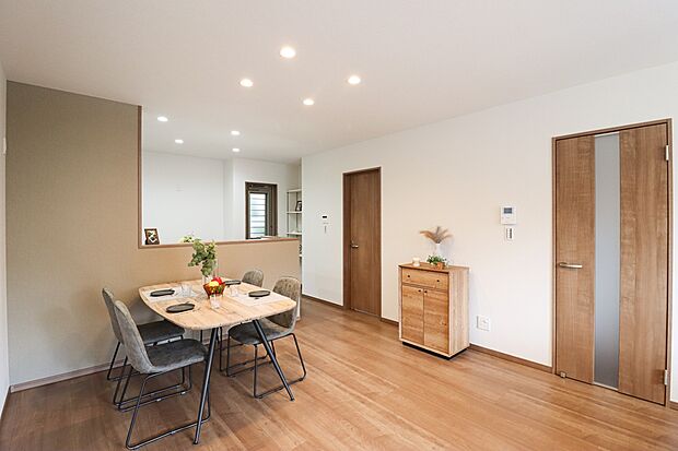 【施工例：リビング】ここにはみんなが集い、食事と楽しい会話が始まる。話に夢中になりすぎて、ついつい時を忘れてしまう。そんな束の間の幸せを感じさせてくれる場所。