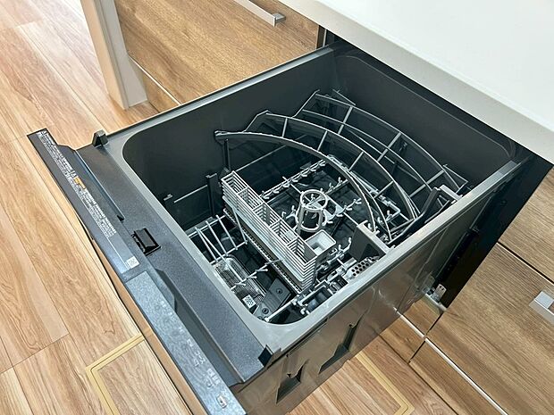 【【食器洗浄乾燥機】】◆後片付けをサポート！　食事後の家族のくつろぎタイムもゆっくりともてます♪
◆朝食準備や送り迎え…と忙しいママも大助かり！　環境にも手肌にも優しい設備です！
