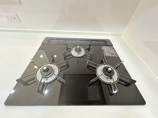 【【３口 コンロ】】◆バーナー間隔が広いので、３口同時に使っても鍋振りもできます！グリルの排気口をコンパクトにして、仮置きできるスペースもご用意しております♪