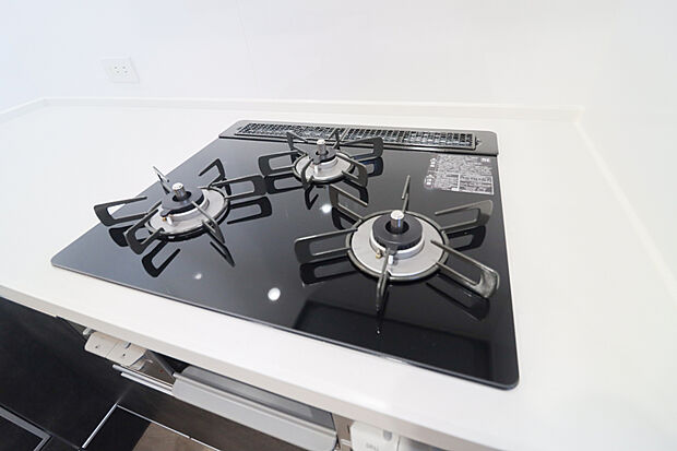 【【３口 コンロ】】◆バーナー間隔が広いので、３口同時に使っても鍋振りもできます！グリルの排気口をコンパクトにして、仮置きできるスペースもご用意しております♪