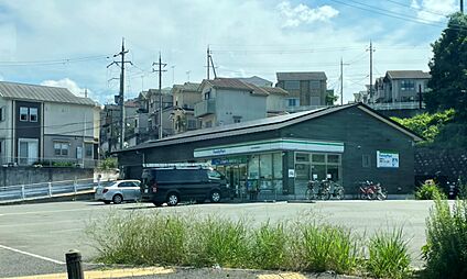 ファミリーマート 伏見日野西風呂店 約700m(徒歩10分)