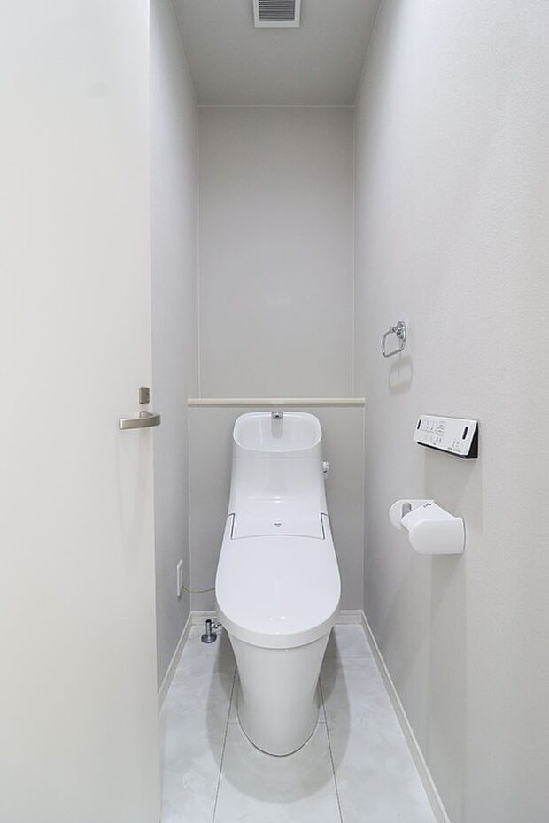 【【施工例:トイレ】】トイレが2か所にございます!
朝の混雑時や、夜中に急にトイレに行きたくなった際も、階段の昇降なくトイレに行けて安心♪