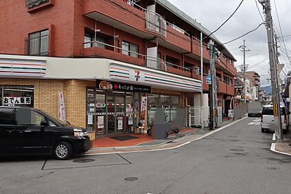 セブンイレブン深草直違橋店 約335ｍ(徒歩5分)