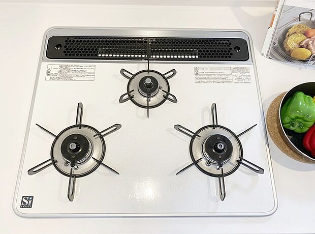 【【３口 コンロ】】◆バーナー間隔が広いので、３口同時に使っても鍋振りもできます！グリルの排気口をコンパクトにして、仮置きできるスペースもご用意しております♪