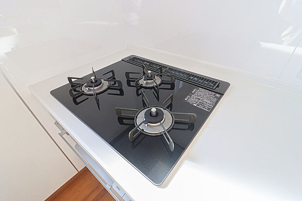 【3口コンロ】◆バーナー間隔が広いので、３口同時に使っても鍋振りもできます！
グリルの排気口をコンパクトにして、仮置きできるスペースもご用意しております♪