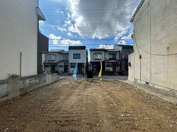 【【現地は更地です!】】ポカポカ南向きの土地!
明るくて暖かいお家づくりができる立地です♪
現地(2025年9月)撮影