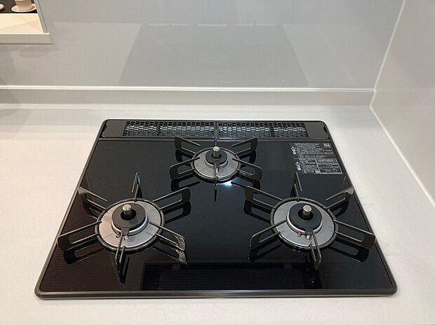 【【ドリームタウンシリーズ共通設備】】【3つ口 コンロ】
●メインディッシュを作りながら煮物や汁物の用意をすることができる3つ口のコンロ！