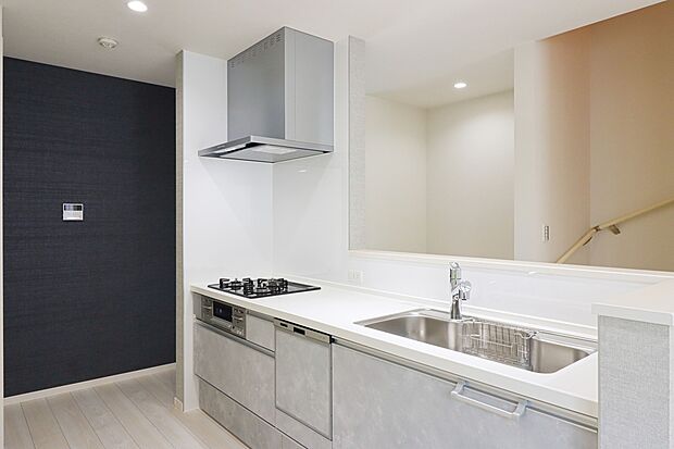 【【施工例:キッチン】】ご家族との会話を楽しみながらお料理ができる対面式のキッチン!
また、リビングを見渡すことができるのでご家族の様子がよく見えて安心です♪