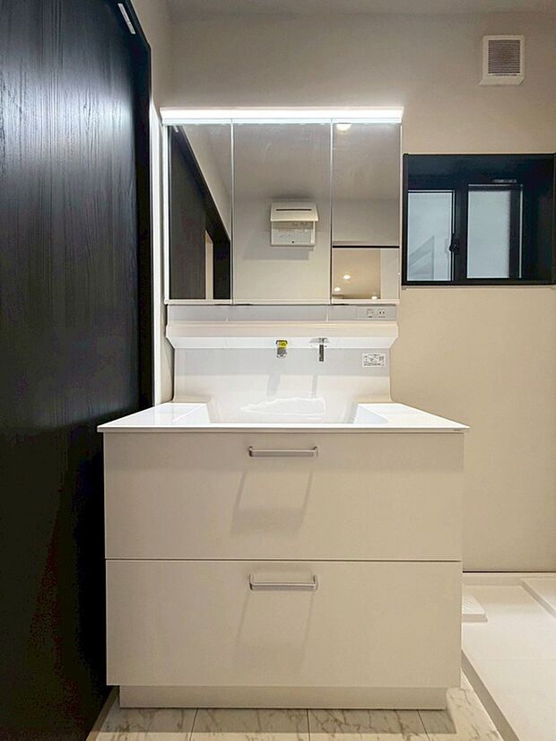 【【リビング】】ゆとりの洗面スペースは2人並んで身支度ができる広さ♪
3面鏡付につき、収納力抜群!
現地(2026年2月)撮影