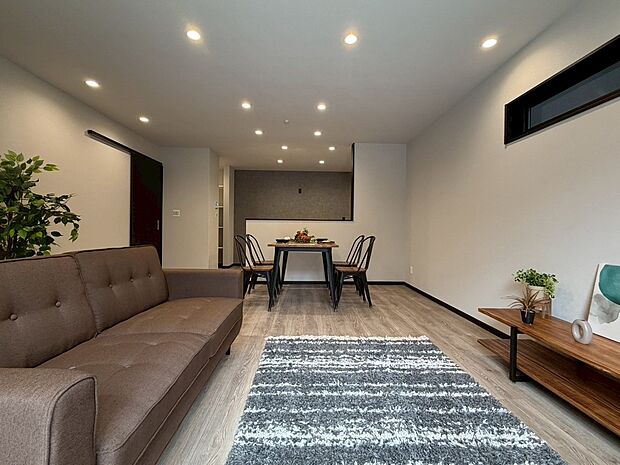 【【リビング】】水廻りが集中した間取りで家事動線がラクになります♪
現地(2026年3月)撮影