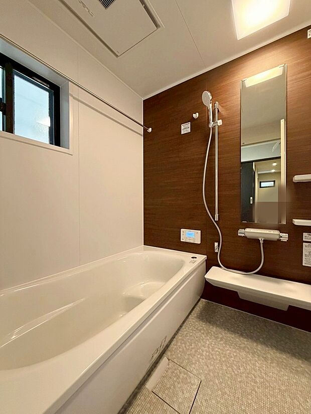 【【浴室】】一坪タイプの浴室は、大人の方でもゆっくり足を伸ばしてくつろげる広さ!
ゆとりの浴室で一日の疲れをリフレッシュ!
現地(2026年2月)撮影