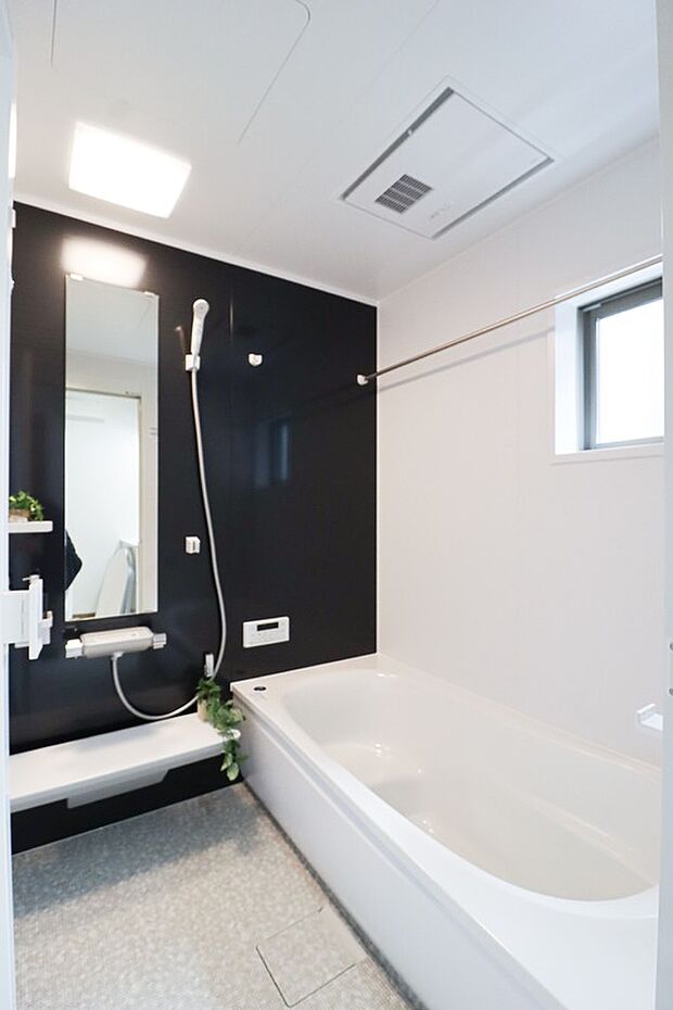 【【施工例：浴室】】ゆったり1坪タイプの浴室は大人の方でも足を伸ばしてくつろげる広さ！
追い焚き機能付きなのでいつでも暖かいお風呂に入れますね♪