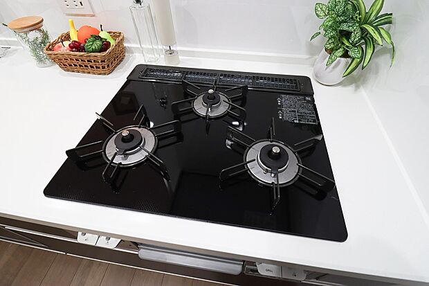 【【施工例：3口コンロ】】◆バーナー間隔が広いので、３口同時に使っても鍋振りもできます！グリルの排気口をコンパクトにして、仮置きできるスペースもご用意しております♪