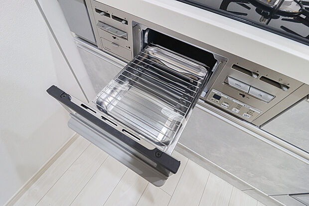 【【グリル】】◆フライパンで焼くことの多い肉料理を代わりにグリルを使えば、油をひく必要もなく、余分な脂も落として焼けるため、フライパンを使った時よりも多く油脂分をカットできます!