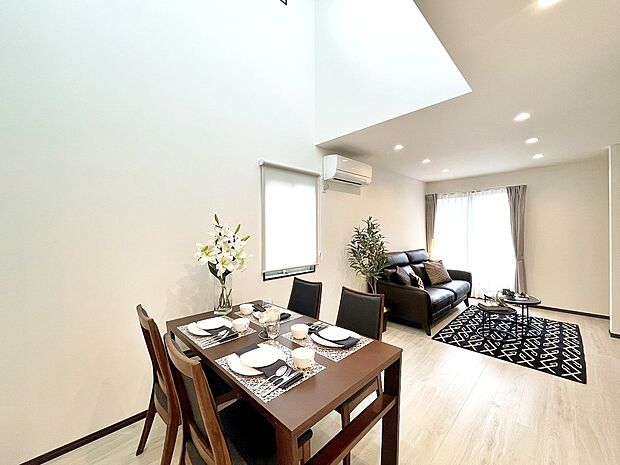 【ドリームタウン施工例:リビング】
室内にいても、たっぷりの陽光と爽やかな風を感じて頂ける、開放感あふれるリビングです。
【建物プラン例】建物価格1499万円、建物面積103.73m2