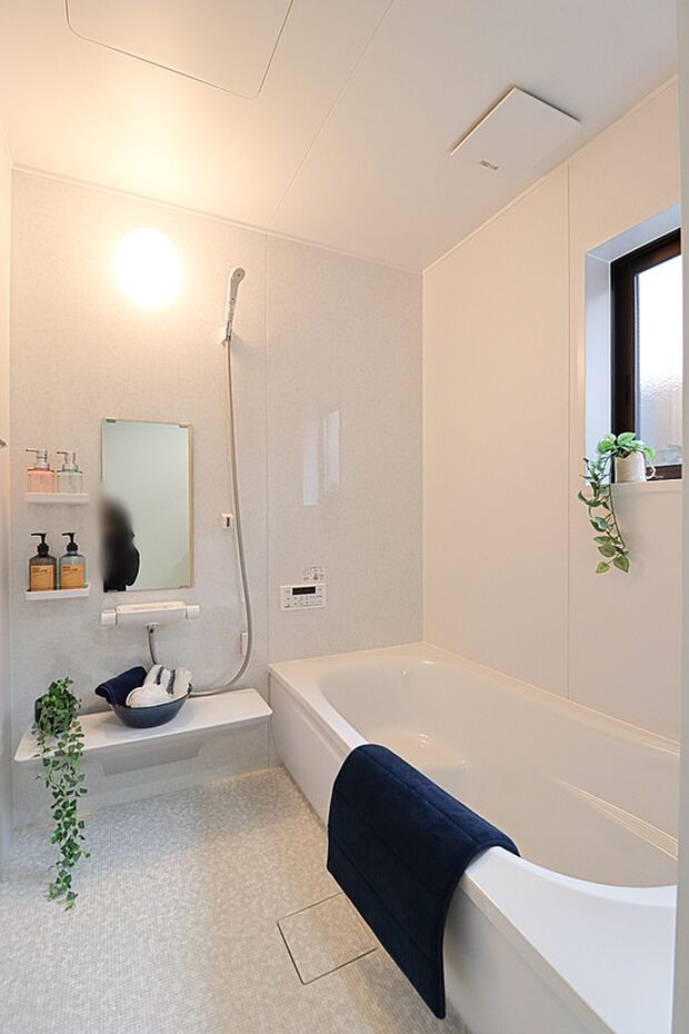 【【ドリームタウン施工例】】高い機能性とデザインを併せ持つ快適な浴室空間。浴室暖房乾燥機で天候に左右されずにお洗濯物が乾きますね！