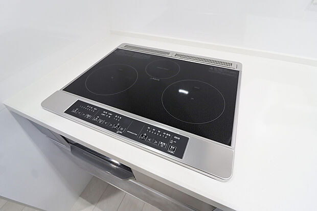 【IHクッキングヒーター】ガスコンロと比べて表面の凹凸が少ない為、調理中に飛び散った油や調味料を拭き取りやすいくキッチン回りのお手入れがしやすくなります!キッチンを清潔に保ちやすくなりますね