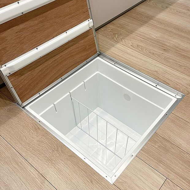 【床下収納】床下収納をうまく活用することで、必要なアイテムを手の届く場所に保管でき、時間を節約できます。整理整頓がしやすくなります。