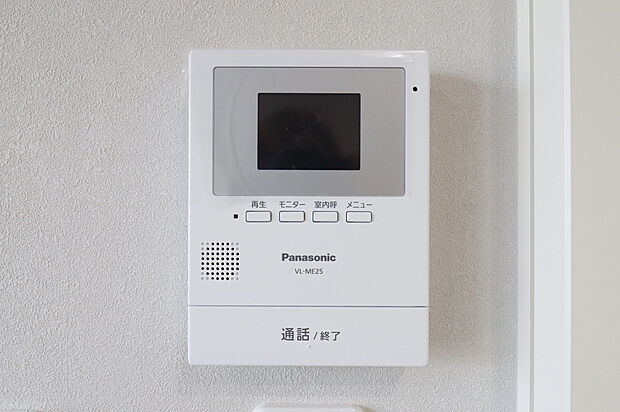 【【TVモニター付インターホン】】■来客者を確認できるTVモニター付インターホン。普段の生活時はもちろん、お子様が一人でお留守番する際にも安心ですね!