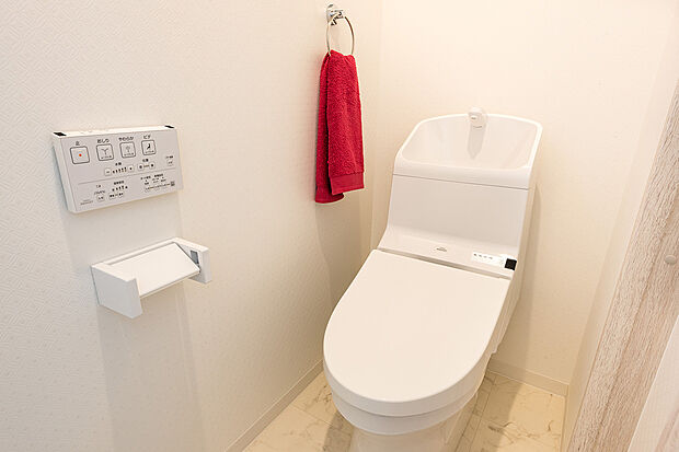 【【ウォシュレット】】■汚れをはじくクリーン樹脂素材と、フチなし形状で日々のお掃除もラクラク!
■環境に優しい節水技術で、従来のタイプから約60%の大幅な節水を実現しました。