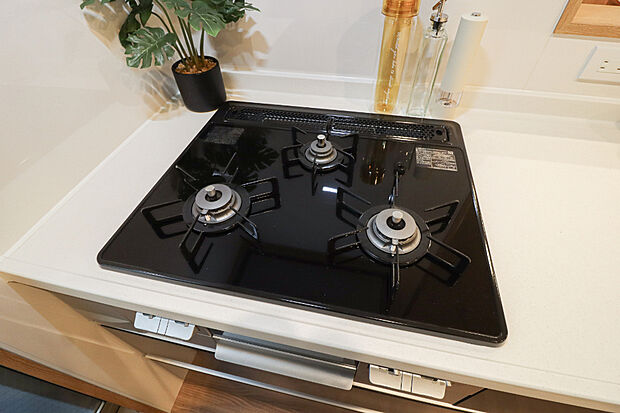 【【ホーロートップガスコンロ】】■キッチン周りのお掃除がしやすいホーロートップガスコンロ!
■バーナー感覚が広いので、3口同時に使っても鍋振りもできます!炒め物をしながらお味噌汁作りなど、作業効率が上がる三口コンロ!ママも大助かり!