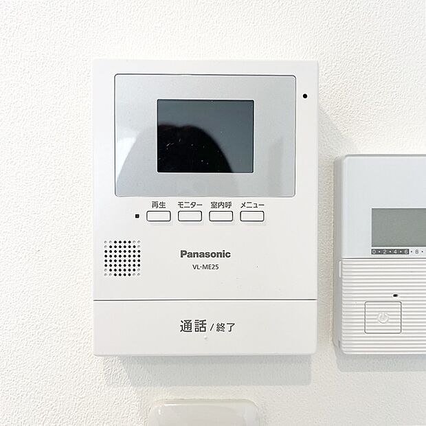 【TVモニター付インターホン】来客者を確認出来るTVモニタ-付インターホン。
普段の生活時はもちろん、お子様が一人でお留守番する際にも安心ですね!