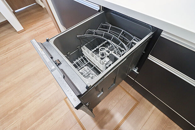 【食器洗浄乾燥機】後片付けをサポート！食事後の家族のくつろぎタイムもゆっくりと過ごせます♪
朝食準備や送り迎え…と忙しいママも大助かり！