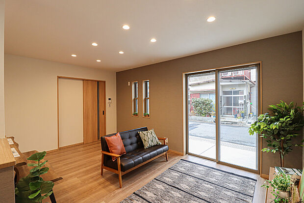 【【ドリームタウン施工例】】【ドリームタウン施工例：リビング】オープンでのびやかな空間を生み出す、こだわりの広がりとゆとり。
【建物プラン例】建物1499万円・建物面積79.79m2