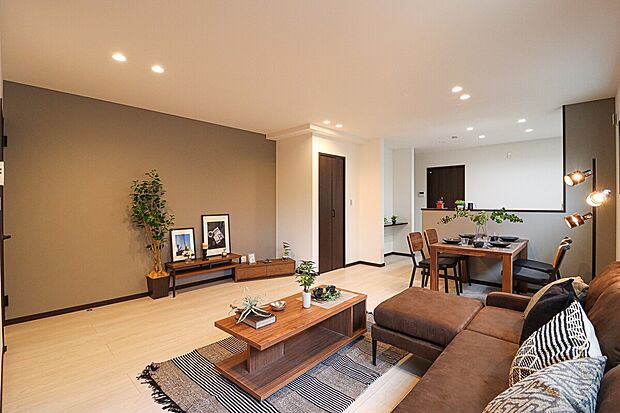 【≪ドリームタウンシリーズ施工例:リビング≫】リビングを必ず通るよう階段を配置。家族が顔を合わせる機会が自然と増える、ふれあいを重視した設計です。